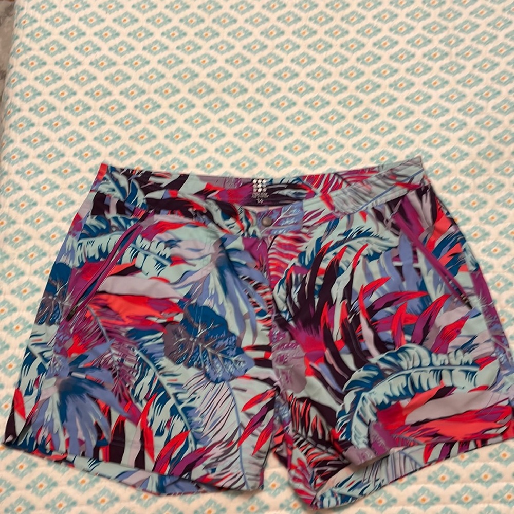 Title Nine Rogue 5”. Size 14. Multi-color